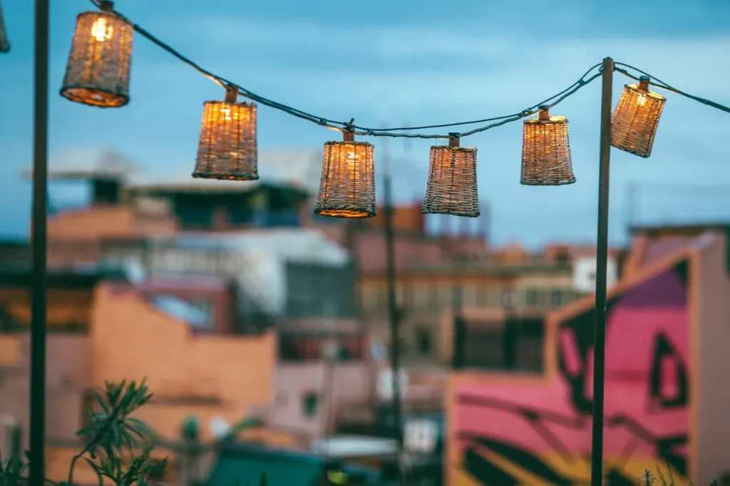 backyard lighting ideas-hanging lanterns