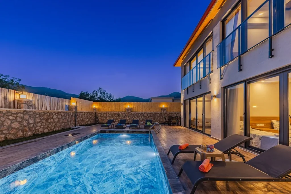 backyard lighting ideas-pool lighting